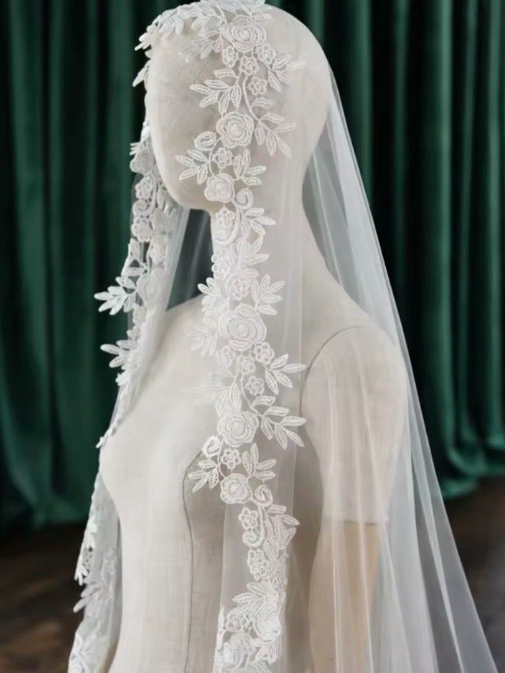 Elegant White Lace-Edged Bridal Veil